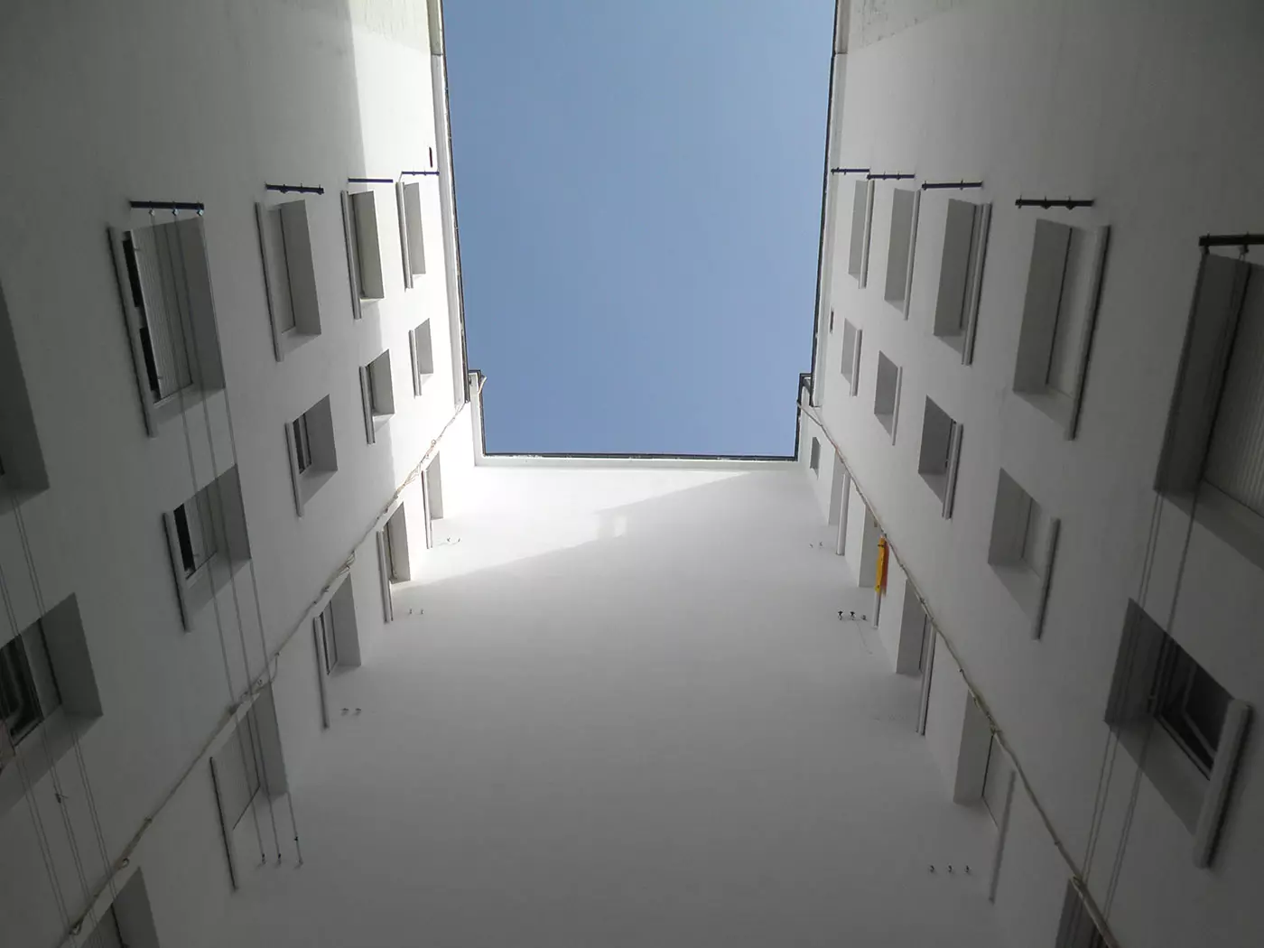 Reforma patio interior edificio vitoria despues